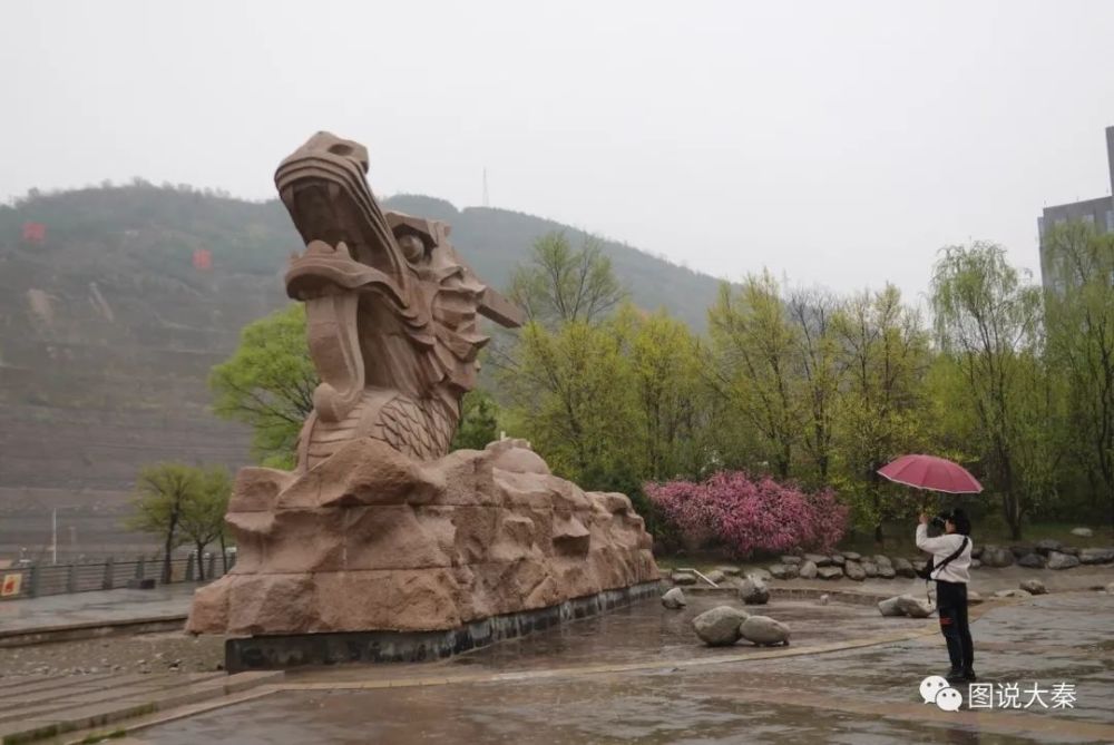 早晨九點冒著雨絲出發去勝利山公園,著名的