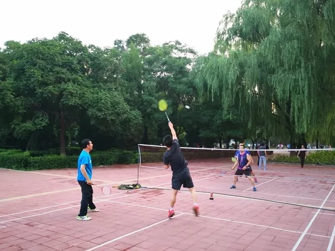 此圈球友,通常占据各大公园角落,露天广场,小区空地中,打羽毛球,就是