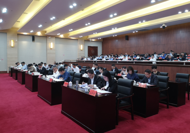 龙湾区八届人大常委会第三十二次会议召开