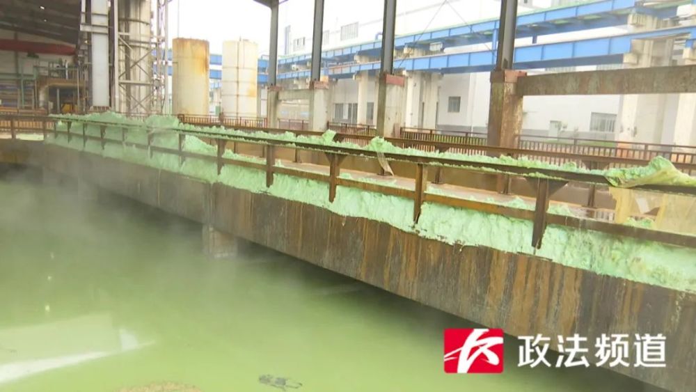 男子送货不慎掉入硫酸亚铁池全身重度烧伤,面对镜头哭诉令人心碎,多