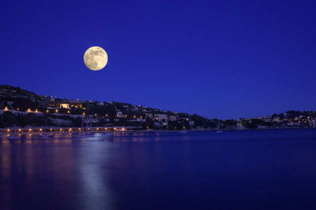 月亮圆圆的像什么补充句子写一句话|白玉盘|亮亮|李白