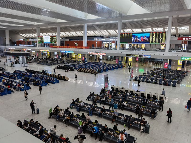 4月28日,记者来到柳州火车站,发现站内波澜不惊,进站口和候车大厅内的