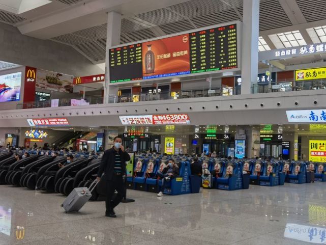 4月28日,记者来到柳州火车站,发现站内波澜不惊,进站口和候车大厅内的