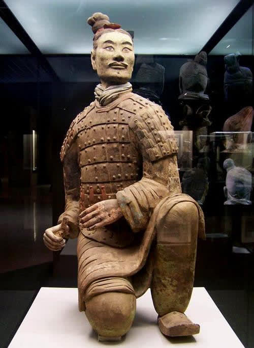 日本暴徒冲入展厅,一把将兵马俑推倒摔碎,中国的做法令日本沉默