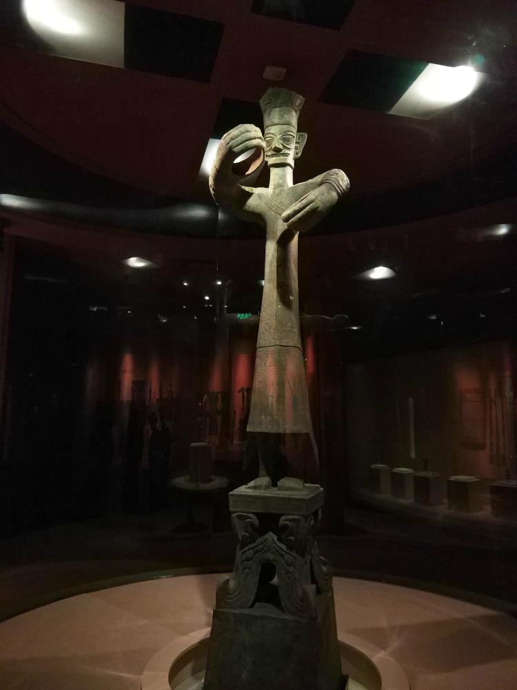 大立人青铜像根本不是蜀国的巫师而是山海经里的水神共工