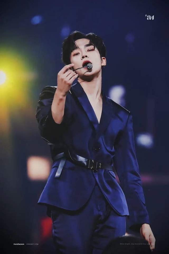 甚至相比其他身高矮一点的成员来说,金路云跳舞会显