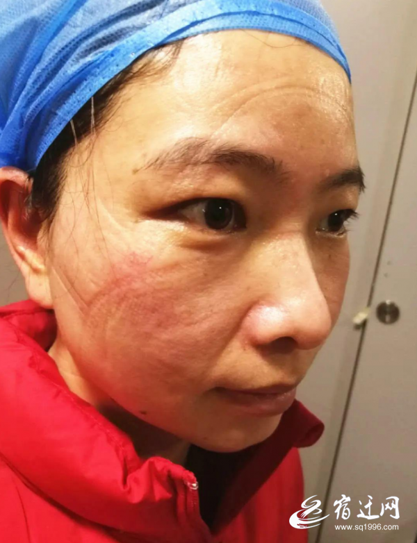 照片的主人是泗阳县中医院危重症专科护士刘晓庆,拍摄地点是湖北省