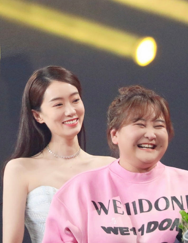 张小斐为贾玲庆生,合照贾玲笑成老太太,网友:姐妹情太让人羡慕了!