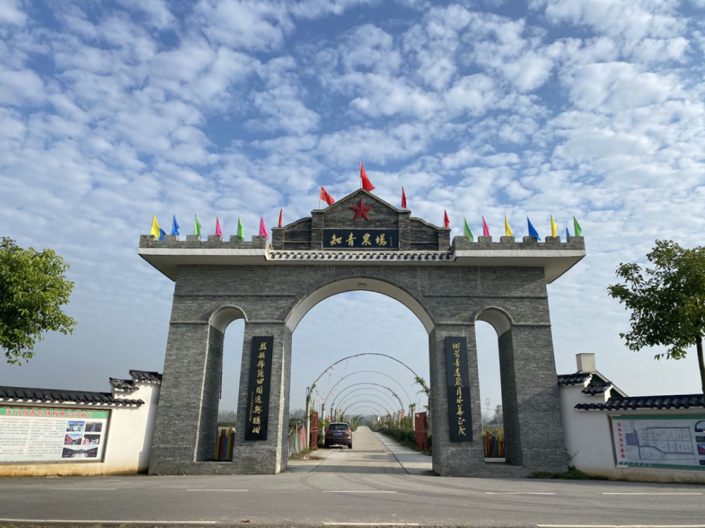 景区地址:黄潭镇七屋岭村出游景区:知青农场采桑葚,农家宴的好去处能