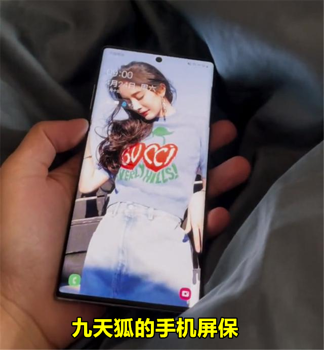 九天狐带gfs三人住别墅,不小心暴露手机屏保,追星成功和杨幂开黑