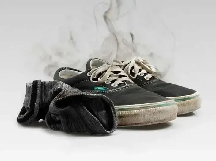 鞋臭好尴尬!用它喷一喷,除臭,杀菌二合一,明星也在用!_腾讯新闻