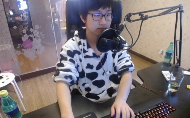 就连职业狙神白鲨也曾说过"不要试图和巅峰的陈子豪对狙!