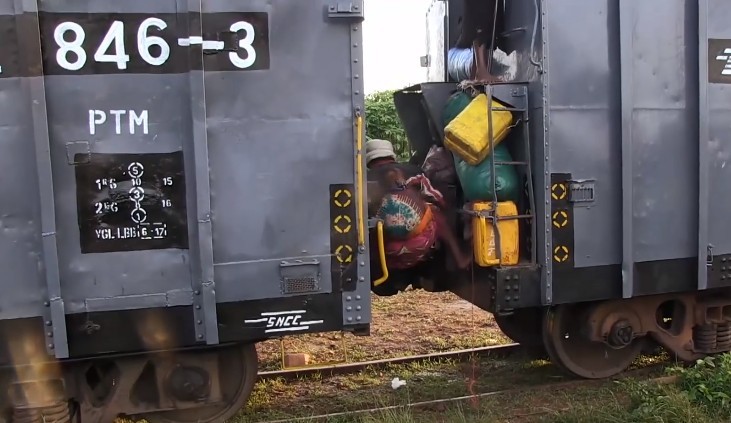 非洲刚果的超级火车1600公里跑8天时速30公里招手就停