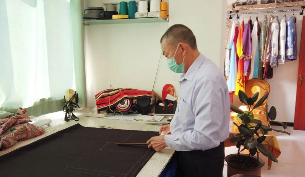 蒋英雄,一个传统的手艺人,经营服装工作室多年,制作服装,设计样式是他