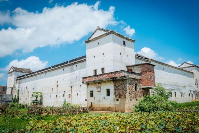 堪稱中國最大的四角樓古建築群,保存最完好的東江客家文化古村.