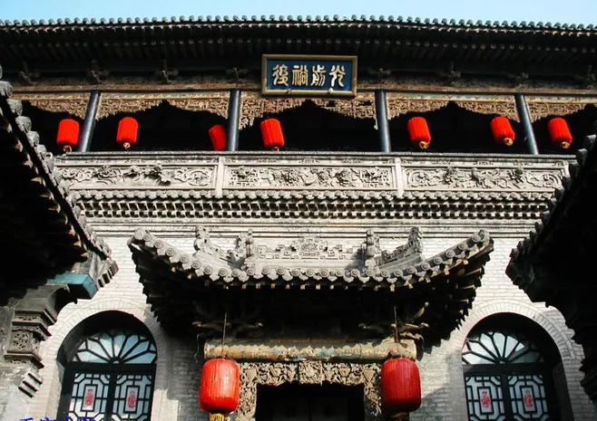 在热闹的江冲镇上,有个卢员外,白手起家,顺风顺水攒下了万贯家业.