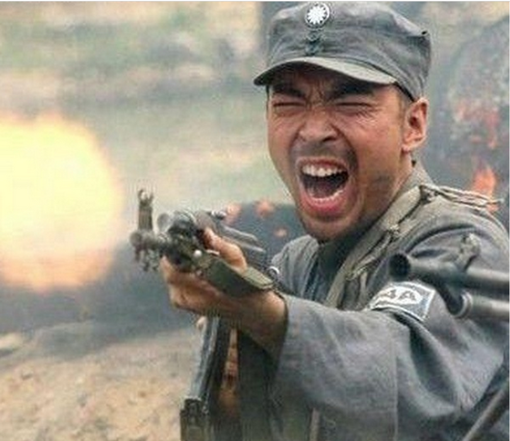 在战场上端着机枪扫射看看当年的老兵是怎么评价的不要命啦