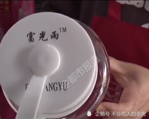 同一人到处卖杯子,县城小店老板全部中招,一个塑料水杯价值3800