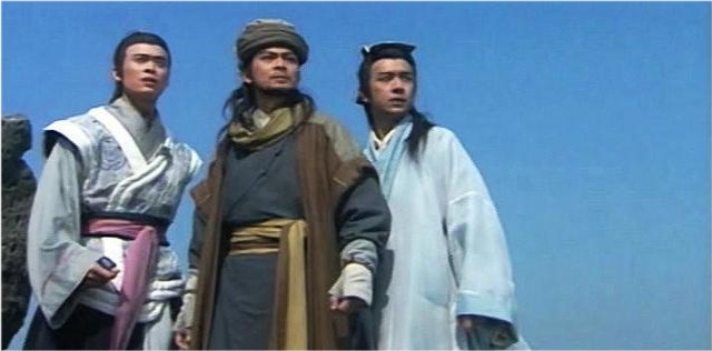 段誉和虚竹结拜,将乔峰也算在内不合规矩,金庸为何如此安排?