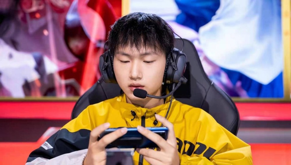 qg派fly上场,赛后采访小胖打破"演员"质疑,老板终于笑了