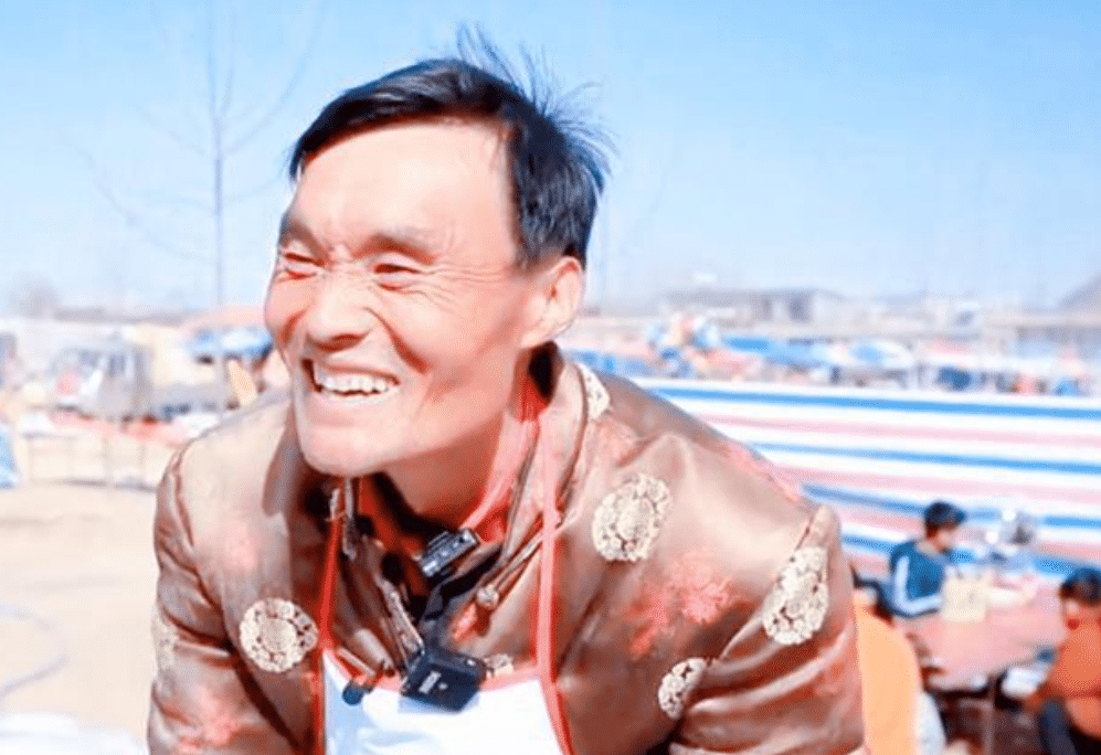 拉面哥解约后变化极大,停车场每车收20元,免费观光