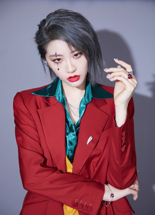 喻言去青3助演特意剪齐刘海酷姐变甜妹撩到学弟心动