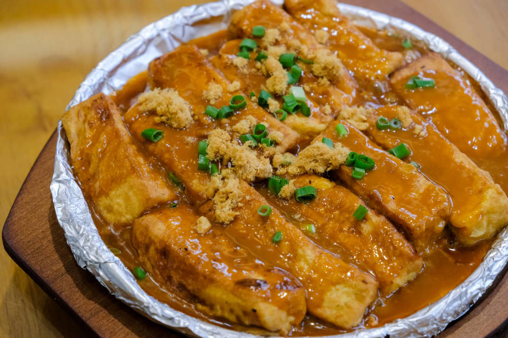 铁板鲍汁嫩豆腐香软爽口,表皮富有弹性,内里软嫩无比.