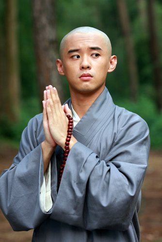 直到2008年,高昊代替受伤的歌手黄征参加了综艺节目《明星大练冰》,在