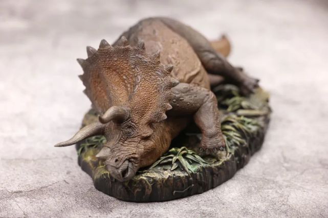 三角龙可能是我从小最爱的恐龙之一(还有两个分别是合川马门溪龙以及