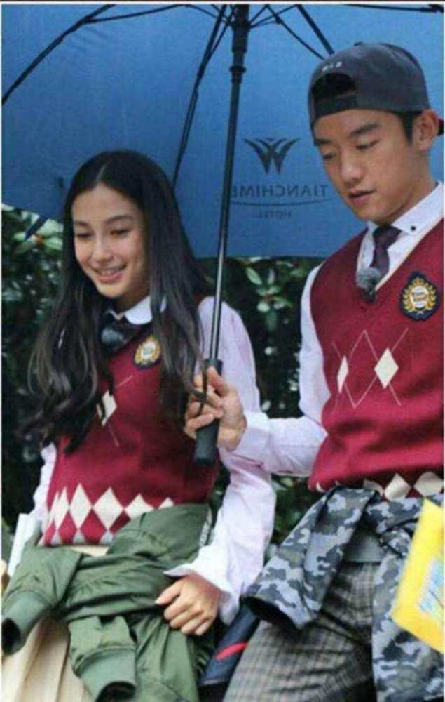 baby麦克风意外脱落,郑恺两次欲帮忙失败,怕苗苗吃醋刻意避嫌?