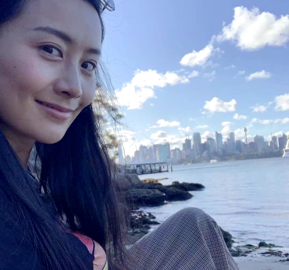 陈法拉产后三个月秀完美身材,法籍丈夫晒甜蜜合影高调示爱