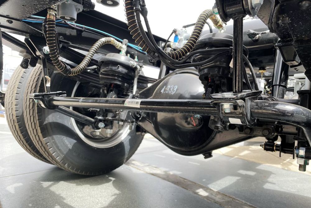 5吨级的后桥还加入了横行平衡杆,不仅提高了车辆的承载性,还提升了