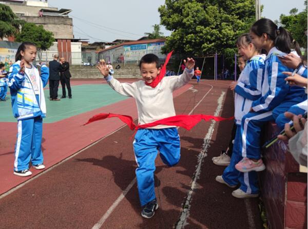 南江县正直镇朱公小学举行第16届春季运动会