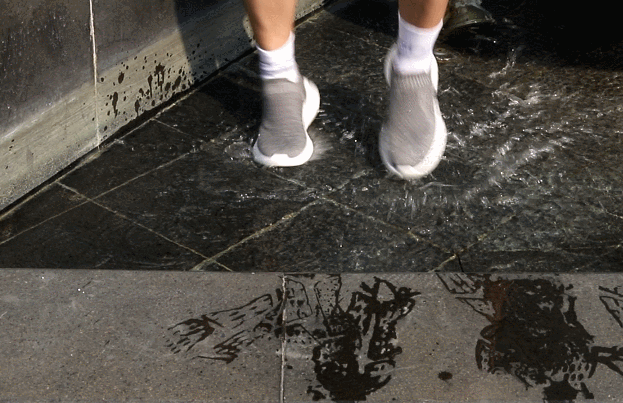 为了验证这防水性不是纸上谈兵,我还到楼下踩踩水,鞋外水花四射,脱了