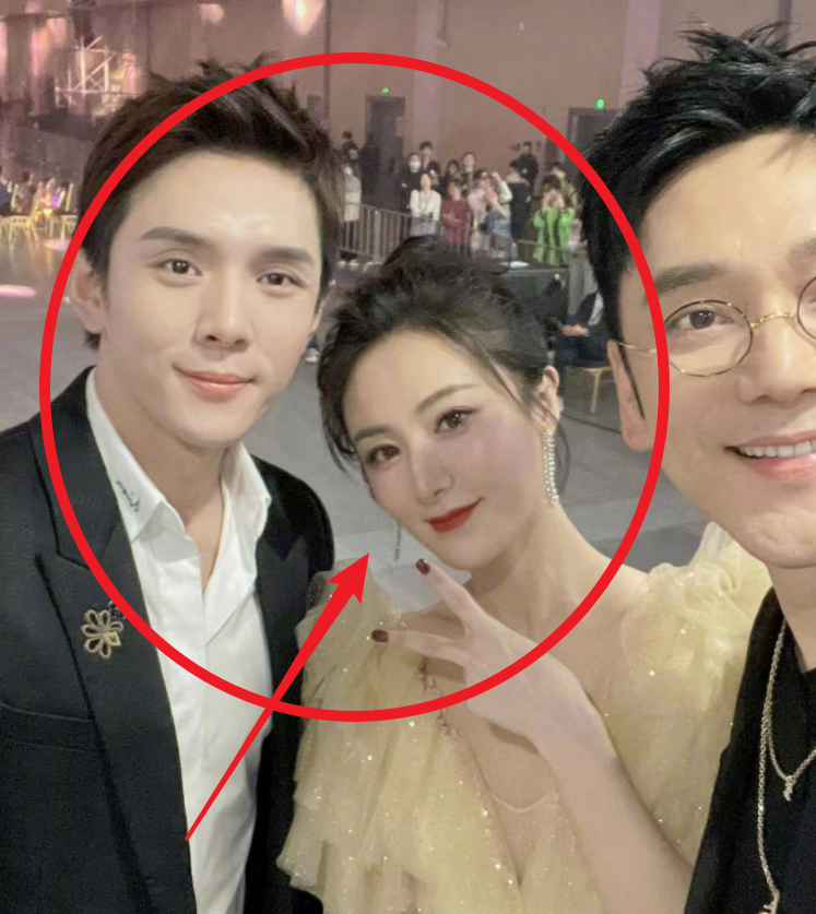 李佳琦薇娅晒自拍二人靠肩好甜蜜网红特效下的颜值让人不敢信