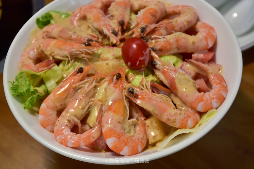 水果沙拉虾,白灼的鲜虾剥壳后整齐码放在铺满了水果及蔬菜的盘子上,淋