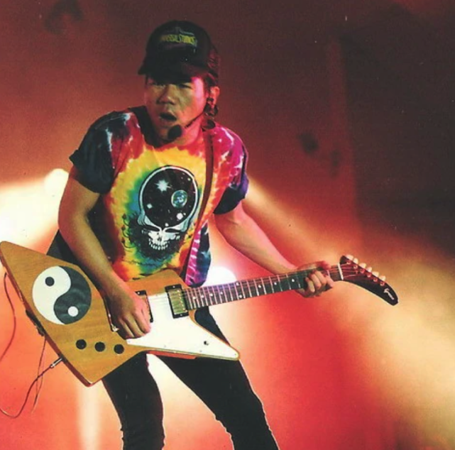 不过他的妻子李秉蓁是一名圈外人,两人在1998年结婚后育有两个女儿和