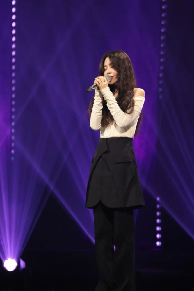 萨吉"归零"做星号歌手 《谁是宝藏歌手》首秀获王源肯定