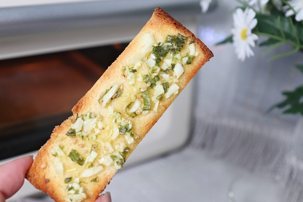 解锁吐司新吃法 搭配葱蒜烤一烤 酥脆焦香太好吃了 腾讯新闻