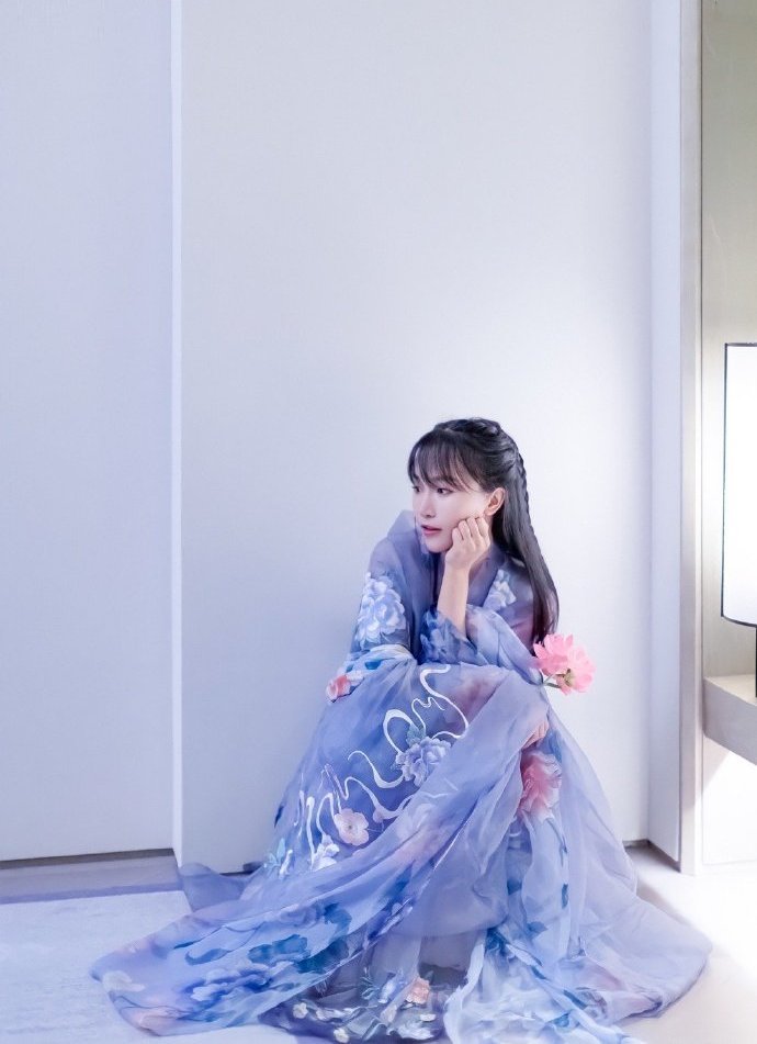 网红李子柒出席文旅活动身穿汉服惊艳亮相国风女孩持续受关注