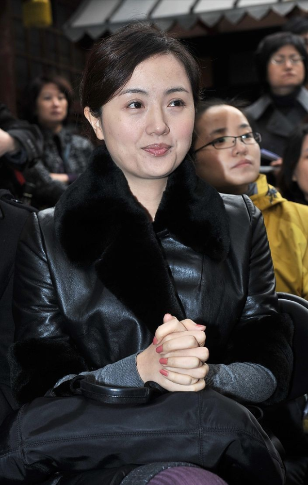 53岁陈小艺遇见47岁朱媛媛两人同穿黑色好温柔淡妆好真实