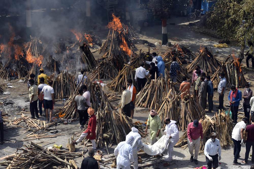 连续8天日增超30万印度火葬场崩溃犬用火葬场开始烧人