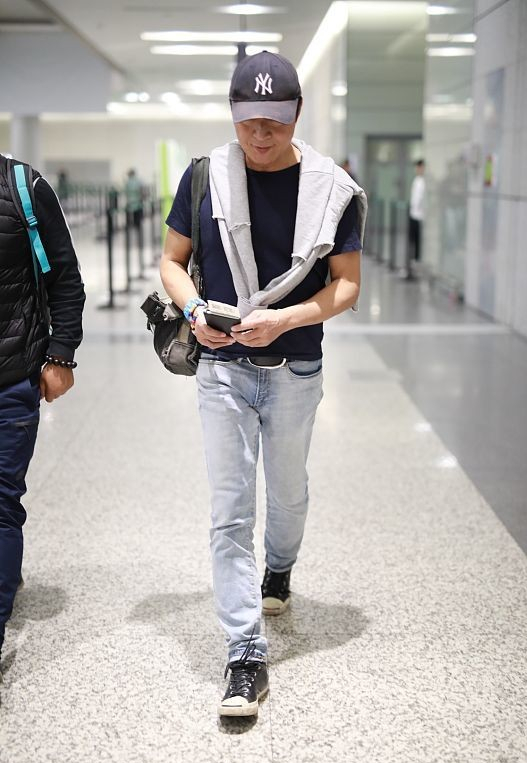 59岁马景涛身材好壮,穿牛仔装隐约显出一身腱子肉,真有男人味