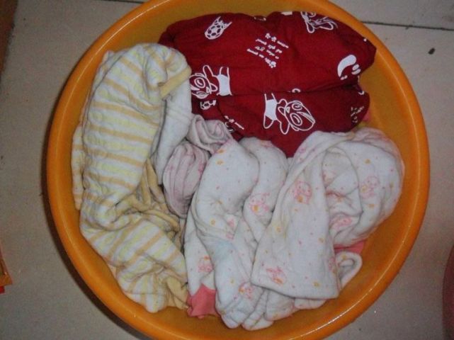 儿媳初次到婆家婆婆端出一盆臭衣服说堆三天啦就等你来了