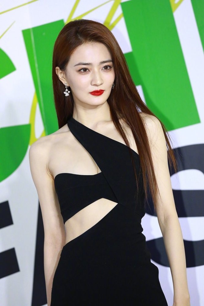 徐璐时尚连衣裙出席活动,尽显完美身材