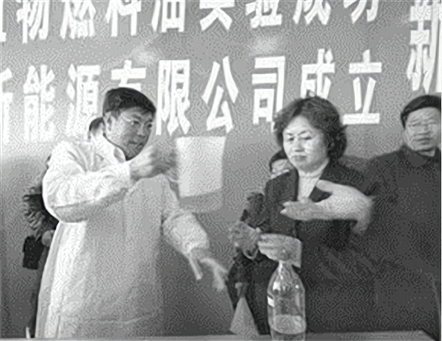 37年前那个声称发明水变油的公交车司机王洪成他结局如何