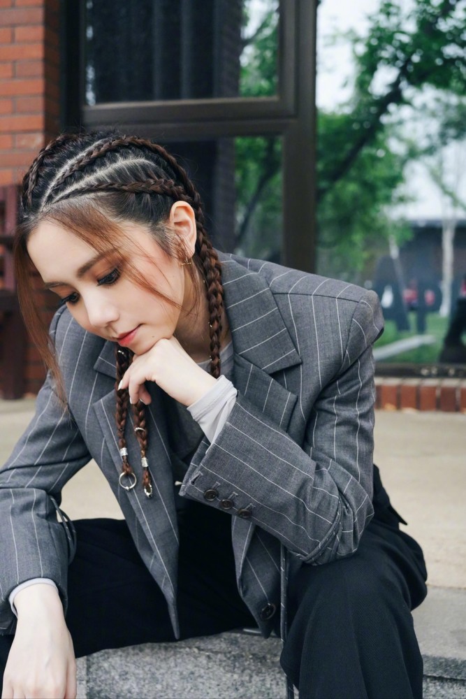 邓紫棋穿竖纹灰西装 扎拳击辫酷劲十足