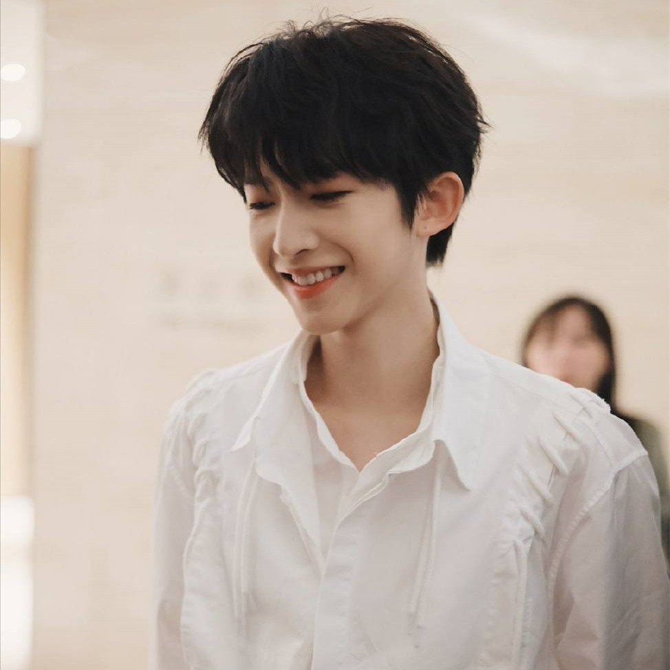 into1刘宇直播首秀白衣少年状态满分国际男团未来可期