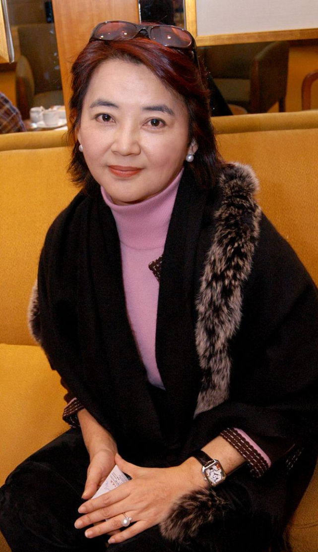 60的胡慧中是富家千金老了的样子吧举手投足都是优雅真大气