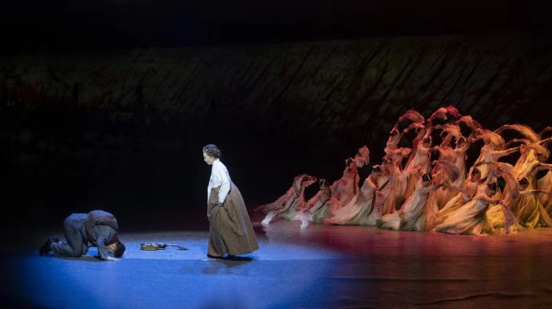 延边大学原创民族歌舞剧《郑律成》在延吉市阿里郎剧场首演